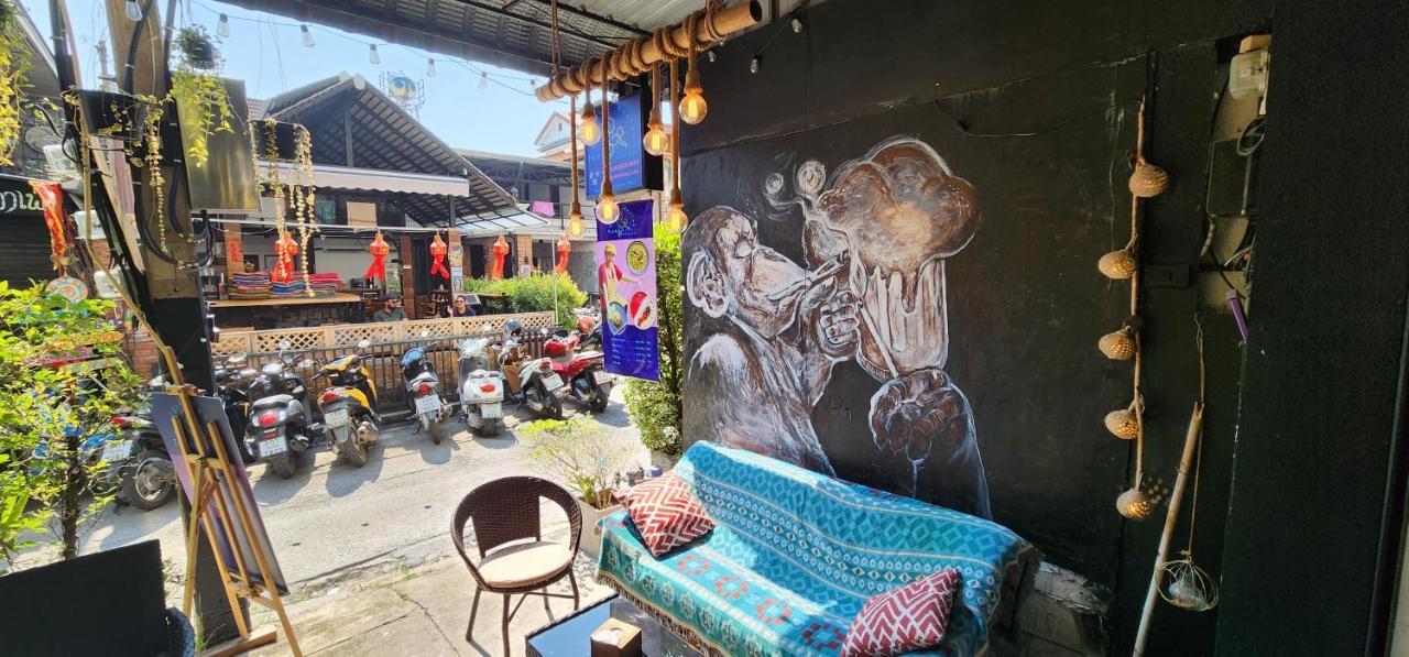 Funky Monkey Cnx - Guesthouse Chiang Mai Exterior photo